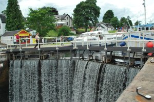 Meratakan level air di kunci air