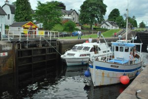 Selepas kunci air dibuka, bot kecil ini pun ditunda untuk ke kunci air seterusnya. 5 tingkat kalau tak silap saya. 